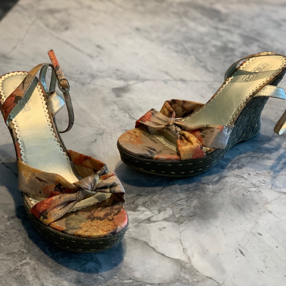 Platform wedge sandals in orange and gold